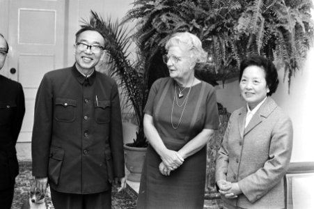V.l.n.r. vice premier Renzhong, koningin Juliana en ambasadrice Ding Xuerong, Bestanddeelnr 930-4757