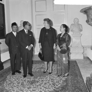 V.r.n.l. dhr. Sharif, dr. Soebandrio, koningin Juliana en mevrouw Soebandrio, Bestanddeelnr 916-2626