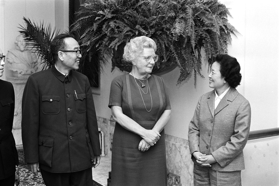 V.l.n.r. vice premier Renzhong, koningin Juliana en ambasadrice Ding Xuerong, Bestanddeelnr 930-4758