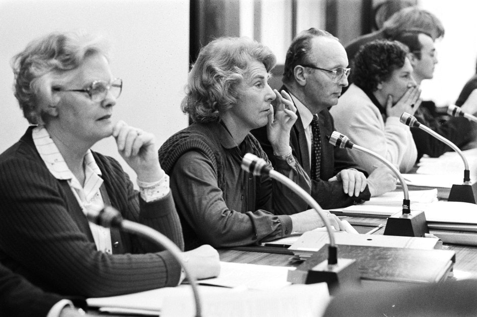 V.l.n.r. staatssecretaris Els Veder-Smit en minister Til Gardeniers-Berendsen bi, Bestanddeelnr 931-2851