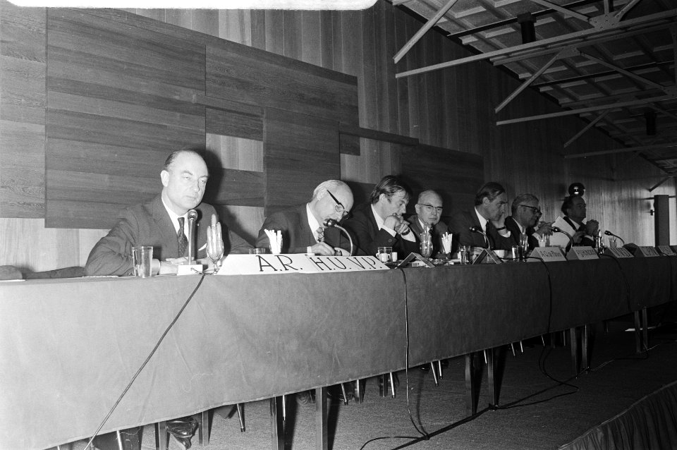 V.l.n.r. Schmelzer (KVP), Den Uyl (PvdA), Van Mierlo (D66), De Flines (voorzitt…, Bestanddeelnr 924-4405