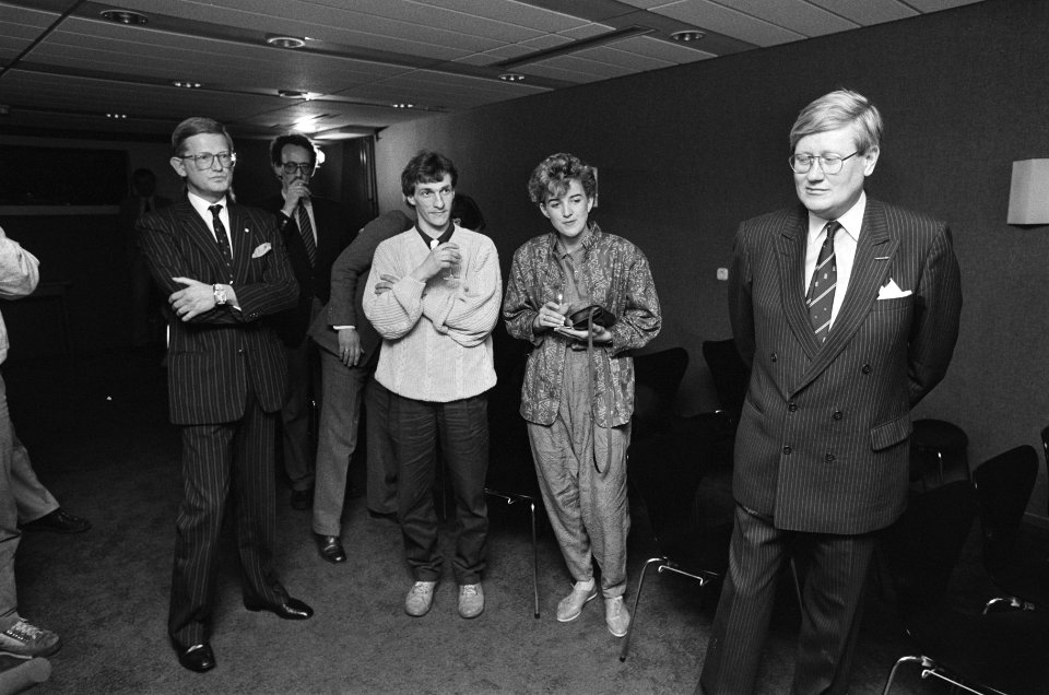 V.l.n.r. Voorzitter mr. Pieter van Vollenhoven, Evert van Benthem, Jeanette van , Bestanddeelnr 933-5853