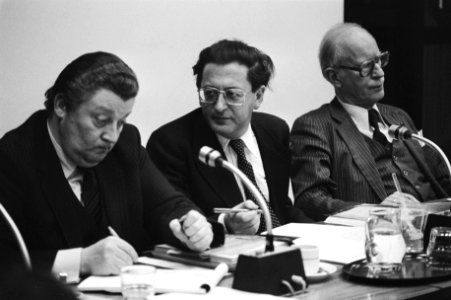 V.r.n.l. staatssecretaris Ad Hermes, minister Arie Pais en Frits Portheine tij…, Bestanddeelnr 931-2720
