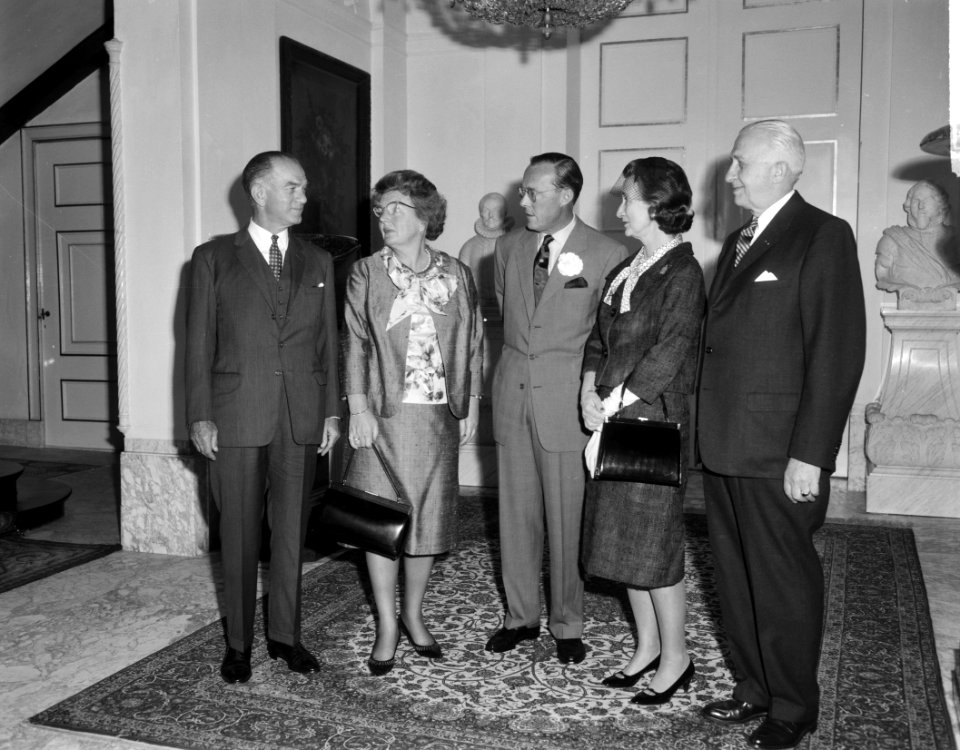 V.l.n.r. senator Fulbright, koningin Juliana, prins Bernhard, mevrouw Fulbright , Bestanddeelnr 916-4156