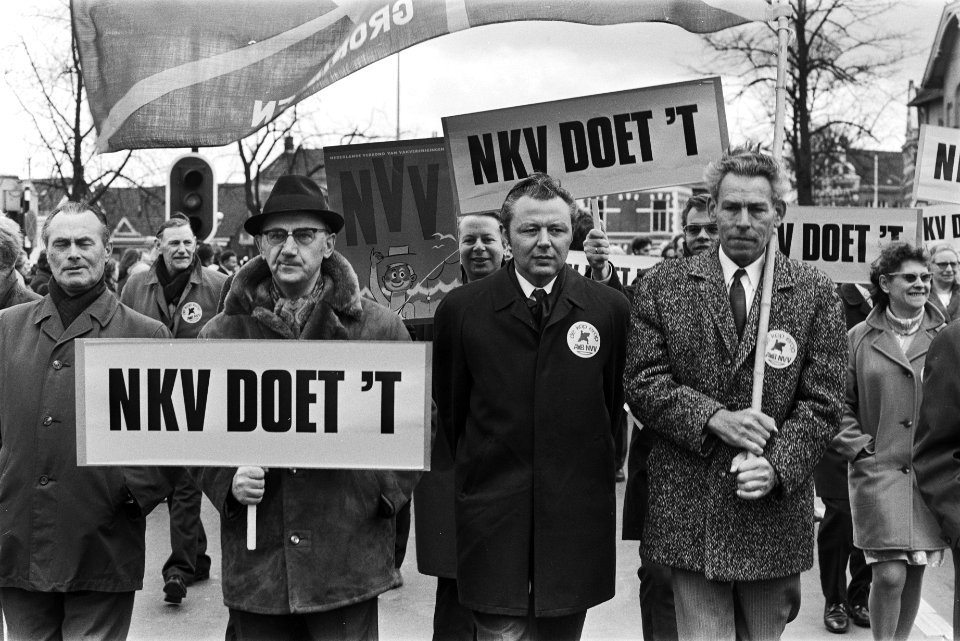V.l.n.r. Spit (NKV, met bord NKV), Ter Heide (NVV) en De Boon (NVV, met vlag), Bestanddeelnr 924-4636
