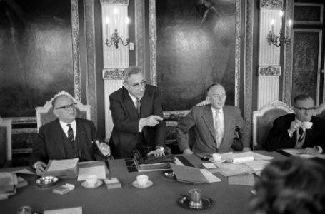 V.l.n.r. vice-premier en minister Korthals (Verkeer en Waterstaat), premier De , Bestanddeelnr 911-9037
