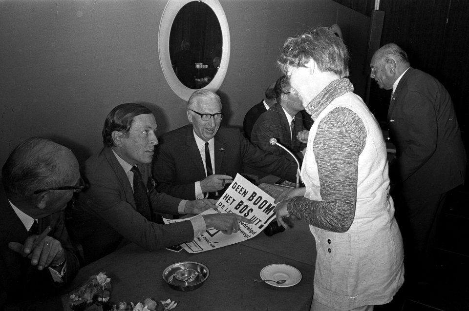 V.l.n.r Tesch, prins Claus, Bloemers, en Nijhoff met een protest-affiche met daa, Bestanddeelnr 925-6696
