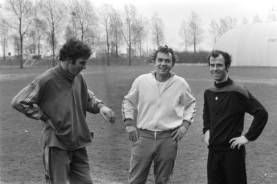 V.l.n.r. Wim van Hanegem , Trainer Ernst Happel en Coen Moulijn, Bestanddeelnr 923-4648