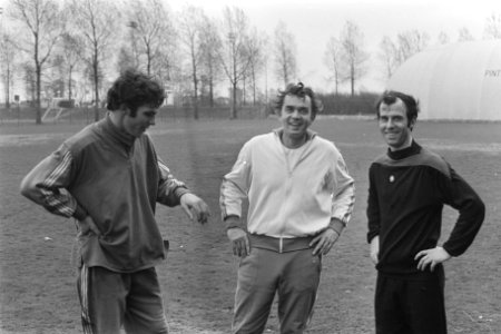 V.l.n.r. Wim van Hanegem , Trainer Ernst Happel en Coen Moulijn, Bestanddeelnr 923-4648
