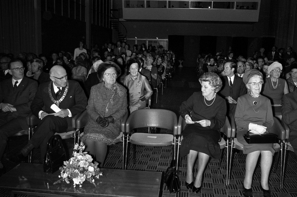 V.l.n.r. Samkalden, koningin Juliana en ..., Bestanddeelnr 925-0517