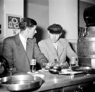 V.l.n.r. schippers Laurens en Anton Rieb aan de bar in café Zur Rheinlust van K…, Bestanddeelnr 254-1549