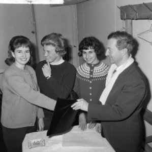 V.l.n.r. Regine Heitzer, Sjoukje Dijkstra en Petra Burka tijdens loting voor de , Bestanddeelnr 916-1187