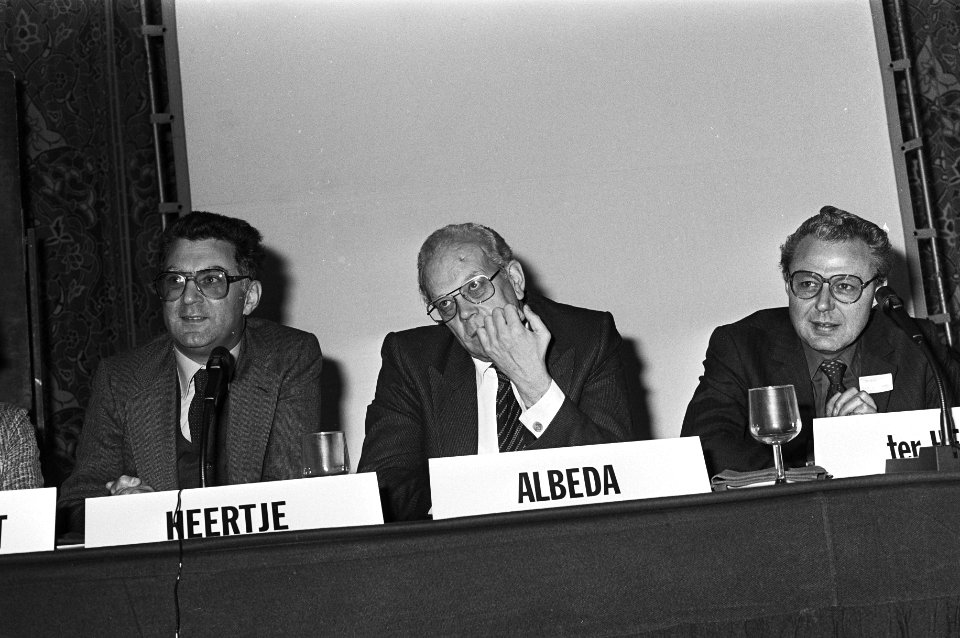 V.l.n.r. prof. Heertje , minister Albeda en prof. ter Heide, Bestanddeelnr 930-4955