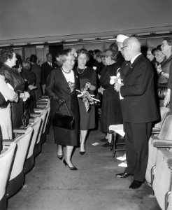 V.l.n.r. prof.dr. Bot, koningin Juliana en mevrouw Y.M. Stoffels, Bestanddeelnr 916-1769
