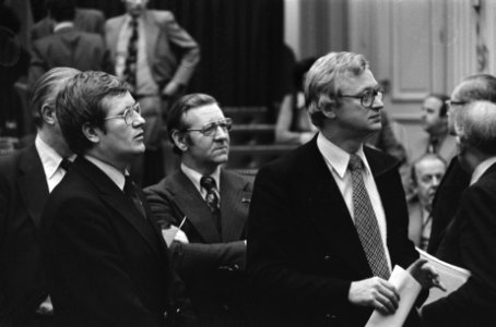 V.l.n.r. Wiegel (VVD), Tolman (CHU) en Andriessen (KVP) in de Tweede Kamer, Bestanddeelnr 929-0624