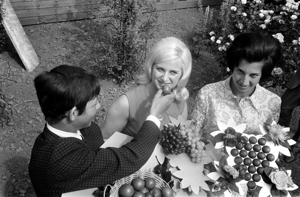 V.l.n.r. Wil Scholtens (tomatenjonker), Ellen bouwmeester (druivenprinses) en He, Bestanddeelnr 922-5924