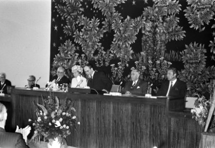 V.l.n.r. Jansen (secretaris SER), koningin Juliana , SER-voorzitter De Pons,en w, Bestanddeelnr 924-6949