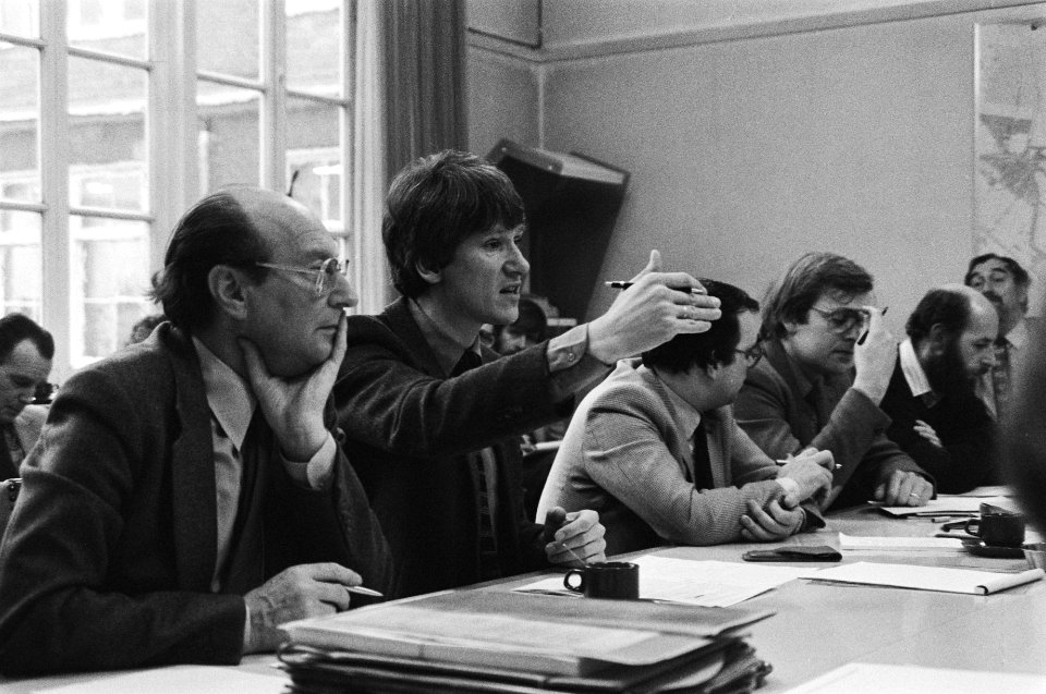 V.l.n.r. wethouder Polak en wethouder Wolffensperger tijdens een hoorzitting in , Bestanddeelnr 931-3069