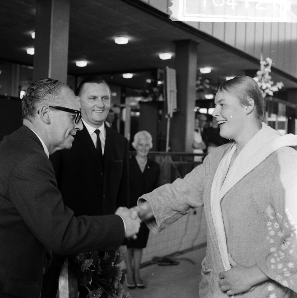 V.l.n.r. minister Vrolijk, de voorzitter van Stichting Sportfondsen en Ada Kok, Bestanddeelnr 918-4121