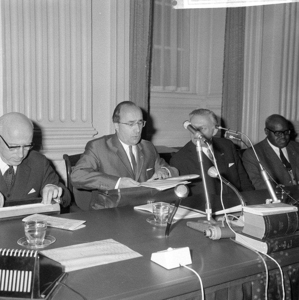 V.l.n.r. minister van Justitie Samkalden, minister-president Cals, minister van , Bestanddeelnr 918-4328