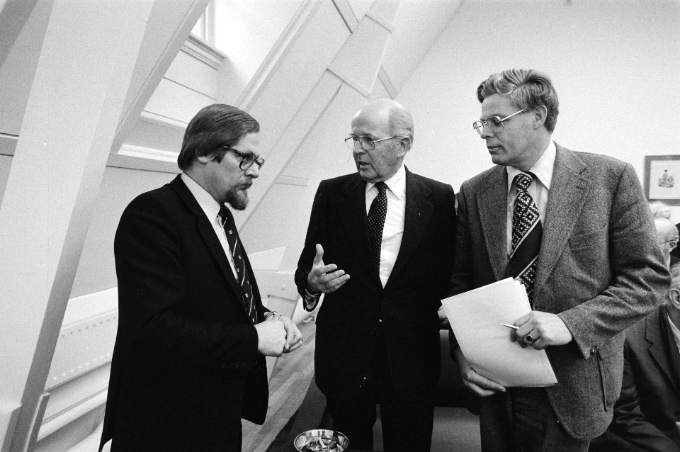 V.l.n.r. Wethouder Heerma (Economische Zaken) van de gemeente Amsterdam in gespr, Bestanddeelnr 931-2783