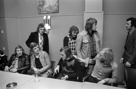 V.l.n.r. Schrijvers, Rep, René van der Kerkhoff, Neeskens, Jansen, De Jong en Br, Bestanddeelnr 926-9213