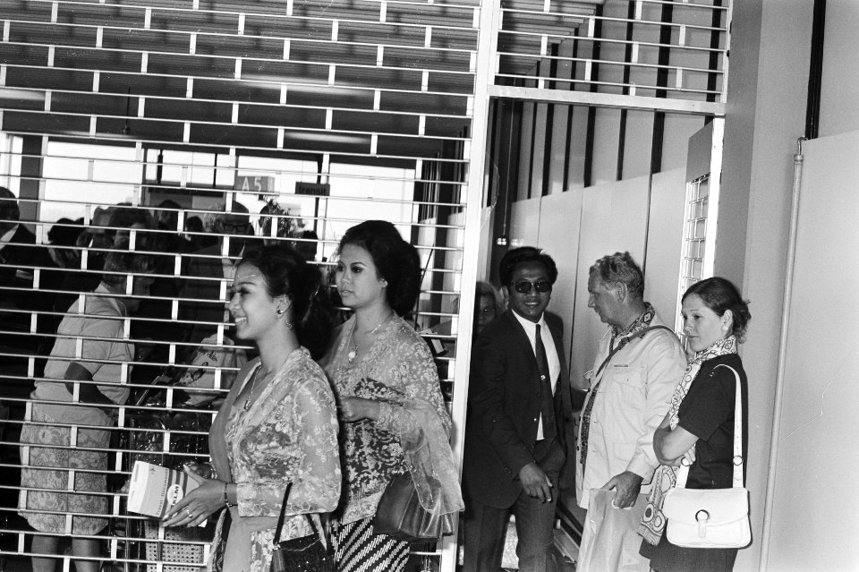 V.l.n.r. Miss Toerisme 1971, Maria Louise Retno Soelistyowati en Miss 1969 van I, Bestanddeelnr 924-6270