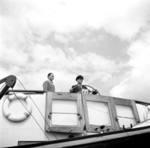 V.l.n.r. Schipper Willem van Geijn en de loods aan het roer van de Damco 230, Bestanddeelnr 254-1593
