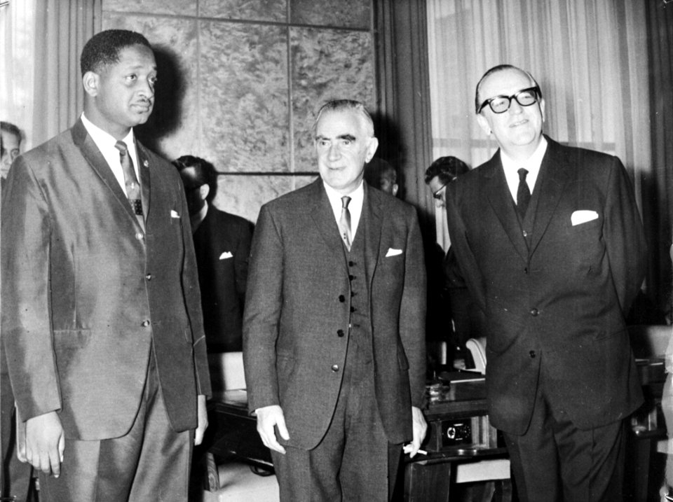 V.l.n.r. Minister van Guyana Burnhan , Minister van Engeland Stewart en Irribare, Bestanddeelnr 919-2068