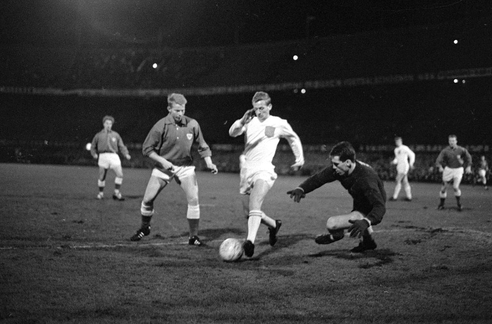 V.l.n.r. spits Boel, Klaas Nuninga, keeper Nielsen, Bestanddeelnr 919-8347