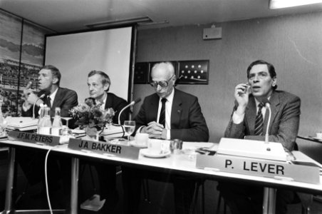 V.l.n.r. Mr. E. Oosterhoff (AGO), drs. J.F.M. Peters, drs. J.A. Bakker (AGO) en , Bestanddeelnr 932-6920