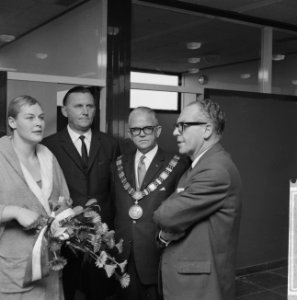 V.l.n.r. zwemster Ada Kok, de voorzitter van Stichting Sportfondsen, burgemeeste, Bestanddeelnr 918-4118