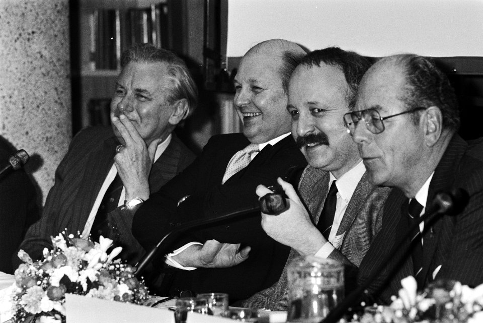 V.l.n.r. mr. G.A. Wagner , M. Geldens (directeur McKinsey) , prof. Halberstadt e, Bestanddeelnr 932-5284