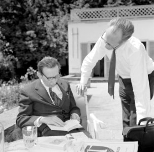 V.l.n.r. Walter Mehring en Hermann Kreisselmeier zittend op een terras, Bestanddeelnr 254-5048