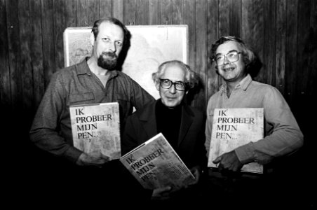 V.l.n.r. Wam de Moor, Fernand Lodewick en Kees Nieuwenhuijzen met het boek van d, Bestanddeelnr 930-5658