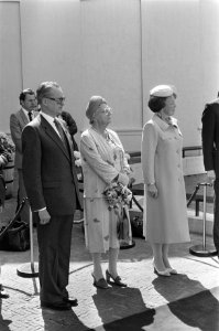 V.l.n.r. Vice-voorzitter dhr. W. Scholten, prinses Juliana en koningin Beatrix, Bestanddeelnr 932-6211