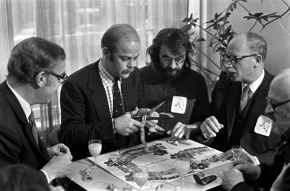 V.l.n.r. minister Trip, Bas de Gaay Fortman, Roel van Duijn (ontwerper) en mini…, Bestanddeelnr 927-0554