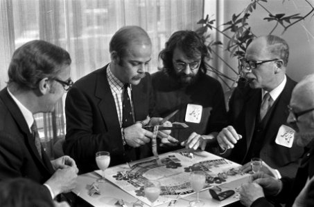 V.l.n.r. minister Trip, Bas de Gaay Fortman, Roel van Duijn (ontwerper) en mini…, Bestanddeelnr 927-0554