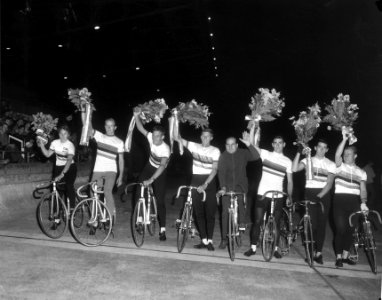 V.l.n.r. Yvonne Reynders, Dolman, Groen, P. de Wit, Noppi Koch, De Loof, Daniël , Bestanddeelnr 919-5370