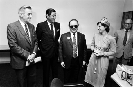 V.l.n.r. Wallis de Vries, A. Bestman, prinses Margriet, Bestanddeelnr 930-9609