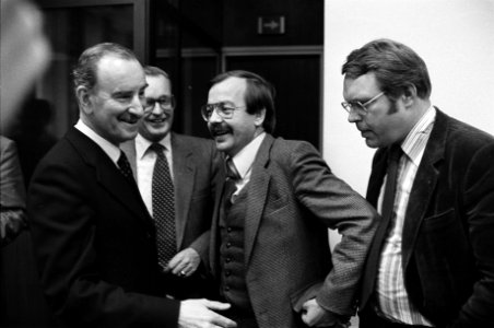 V.l.n.r. minister Van der Klaauw (Buitenlandse Zaken), minister Scholten (Defens, Bestanddeelnr 930-5707