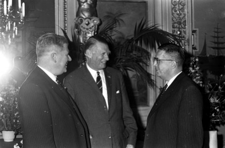V.l.n.r. Mr. F.L.S.F Baron van Tuyll van Serooskerke, ds. J.H. Sillevis Smitt e, Bestanddeelnr 920-4231