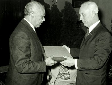 V.l.n.r. Zilver-Rupe, Hr. W.M. Cremers, burgemeester Mr. P.O.F.M. NL-HlmNHA 5400463862