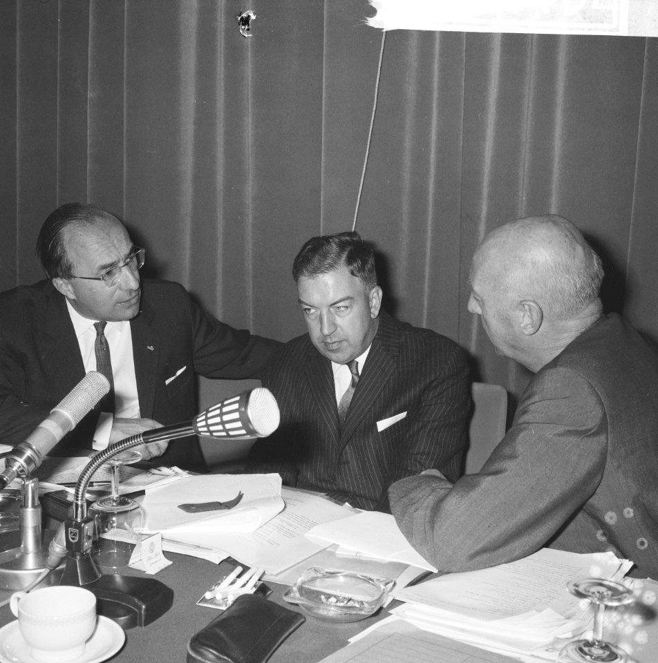 V.l.n.r. minister-president Cals , J.H.C. Molenaar en dr. Mansholt, Bestanddeelnr 918-4432