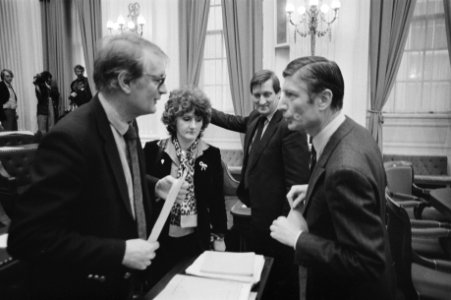 V.l.n.r. Wim Meijer, Wijnie Jabaaij en Dries van Agt in de tweede kamer, Bestanddeelnr 931-3008