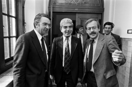 V.l.n.r. Jan Nico Scholten (CDA), Issam Sartawi en Relus ter Beek (PvdA) op de , Bestanddeelnr 930-4734