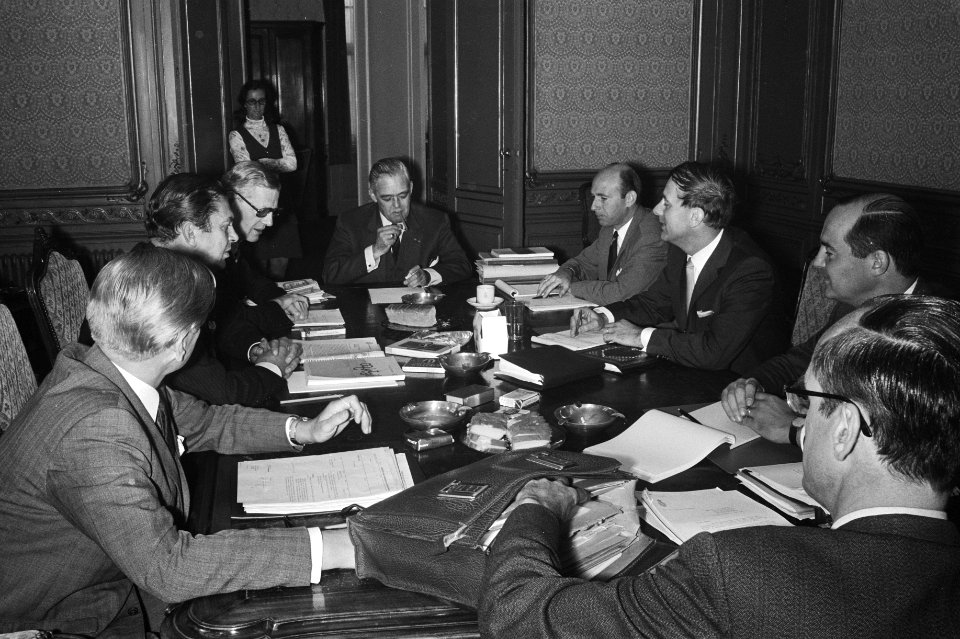 V.l.n.r. Veringa (KVP), Biesheuvel (ARP), Udink (CHU), Geertsema (VVD), ..., …, Bestanddeelnr 924-6289