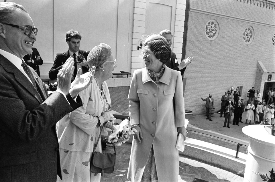 V.l.n.r. Vice-voorzitter dhr. W. Scholten, prinses Juliana en koningin Beatrix, Bestanddeelnr 932-6205
