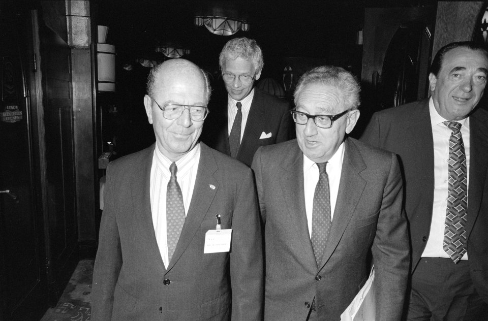 V.l.n.r. W. Dekker, minister Van den Broek , Henry Kissinger en Robert Maxwell, Bestanddeelnr 934-4358