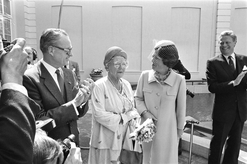 V.l.n.r. Vice-voorzitter dhr. W. Scholten, prinses Juliana en koningin Beatrix, Bestanddeelnr 932-6206